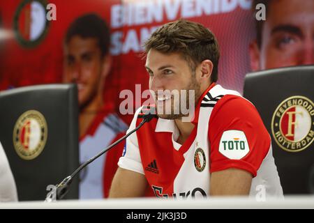 Rotterdam, pays-Bas . 30th juillet 2022. ROTTERDAM - Santiago Gimenez, la plus récente addition à Feyenoord, lors de sa présentation au Kuip. L'attaquant de 21 ans vient du club mexicain CD Cruz Azul et a signé un contrat à de Kuip jusqu'à la mi-2026. ANP BART STOUTJESDIJK crédit: ANP/Alay Live News Banque D'Images