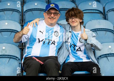 Stockport, Royaume-Uni. 30th juillet 2022. Stockport County fans avant le match Sky Bet League 2 entre Stockport County et Barrow au stade Edgeley Park, Stockport, le samedi 30th juillet 2022. (Credit: Mike Morese | MI News) lors du match Sky Bet League 2 entre Stockport County et Barrow au stade Edgeley Park, Stockport, le samedi 30th juillet 2022. Banque D'Images