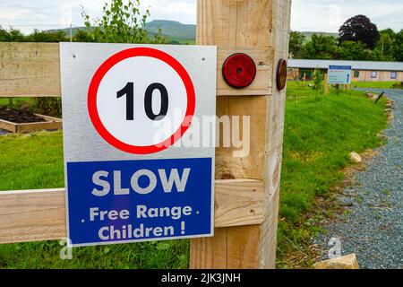 Drôle signe lent enfants en liberté libre à la porte Ingleton, Yorkshire Dales, North Yorkshire, Royaume-Uni Banque D'Images