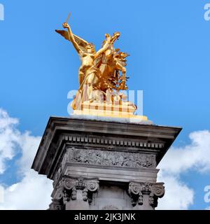 Paris, France - 15 juin 2019 : sculptures dorées FAMEs sur le solcle contrepoids du pont Alexandre III (pont Alexandre III) à Paris, France Banque D'Images