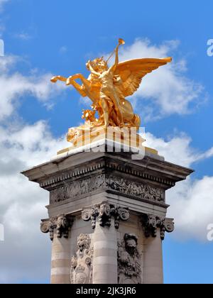 Paris, France - 15 juin 2019 : sculptures dorées FAMEs sur le solcle contrepoids du pont Alexandre III (pont Alexandre III) à Paris, France Banque D'Images