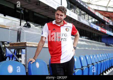 Rotterdam, pays-Bas . 30th juillet 2022. ROTTERDAM - Santiago Gimenez, la plus récente addition à Feyenoord, lors de sa présentation au Kuip. L'attaquant de 21 ans vient du club mexicain CD Cruz Azul et a signé un contrat à de Kuip jusqu'à la mi-2026. ANP BART STOUTJESDIJK crédit: ANP/Alay Live News Banque D'Images