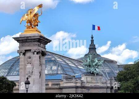 Paris, France - 15 juin 2019 : sculpture d'or sur le pont Alexandre III (pont Alexandre III) avec bâtiment du Grand Palais en arrière-plan Banque D'Images