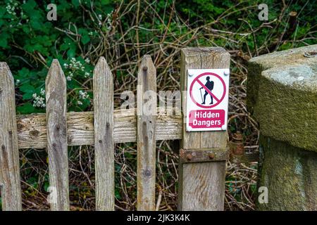 Signez les dangers cachés sur la porte Ingleton, Yorkshire Dales, North Yorkshire, Royaume-Uni Banque D'Images