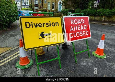 Panneaux routiers, route en avant fermée, Diversion, à Sheffield, dans le Yorkshire du Sud, ROYAUME-UNI Banque D'Images