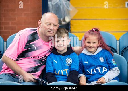 Stockport, Royaume-Uni. 30th juillet 2022. Les fans du comté de Stockport lors du match Sky Bet League 2 entre Stockport County et Barrow au stade Edgeley Park, Stockport, le samedi 30th juillet 2022. (Credit: Mike Morese | MI News) lors du match Sky Bet League 2 entre Stockport County et Barrow au stade Edgeley Park, Stockport, le samedi 30th juillet 2022. Banque D'Images