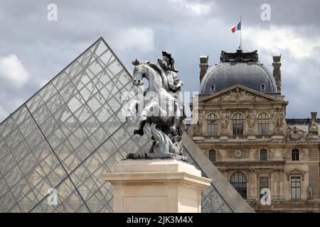 Statue de Louis XIV au musée du Louvre à Paris, France Banque D'Images