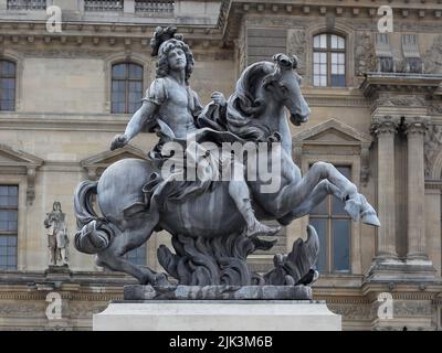 Statue de Louis XIV au musée du Louvre à Paris, France Banque D'Images