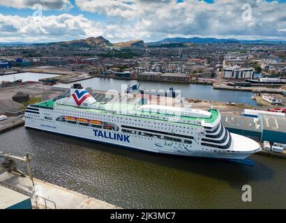 Leith, Écosse, Royaume-Uni. 30th juillet 2022. Vue sur le ferry estonien MS Victoria a amarré à un quai à Leith, Édimbourg. Le ferry a été acquis pour héberger temporairement les réfugiés ukrainiens arrivés en Écosse. Les premiers réfugiés ont déjà emménagé dans des cabines à bord. Iain Masterton/Alay Live News Banque D'Images