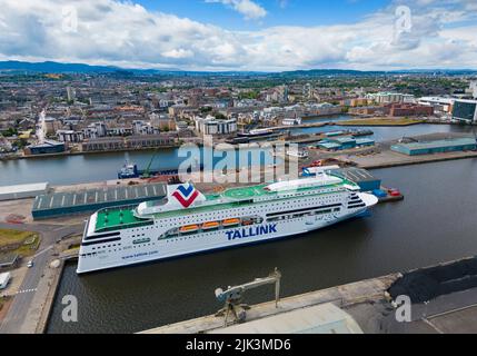 Leith, Écosse, Royaume-Uni. 30th juillet 2022. Vue sur le ferry estonien MS Victoria a amarré à un quai à Leith, Édimbourg. Le ferry a été acquis pour héberger temporairement les réfugiés ukrainiens arrivés en Écosse. Les premiers réfugiés ont déjà emménagé dans des cabines à bord. Iain Masterton/Alay Live News Banque D'Images