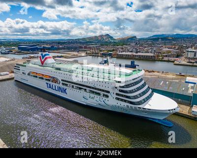 Leith, Écosse, Royaume-Uni. 30th juillet 2022. Vue sur le ferry estonien MS Victoria a amarré à un quai à Leith, Édimbourg. Le ferry a été acquis pour héberger temporairement les réfugiés ukrainiens arrivés en Écosse. Les premiers réfugiés ont déjà emménagé dans des cabines à bord. Iain Masterton/Alay Live News Banque D'Images