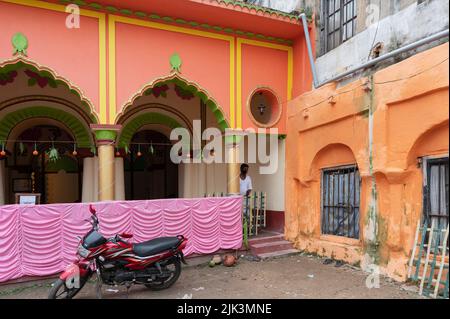 Howrah, Inde -26 octobre 2020 : Déesse Durga adorée à l'intérieur de la maison décorée de vieux temps. Durga Puja pandal, le plus grand festival de l'hindouisme. Banque D'Images