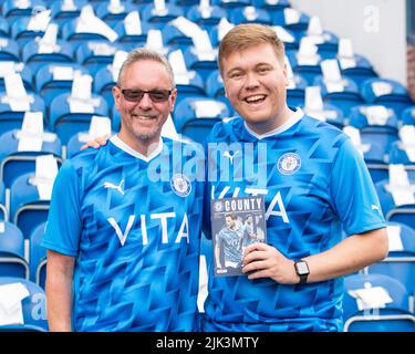 Stockport, Royaume-Uni. 30th juillet 2022. Les fans du comté de Stockport lors du match Sky Bet League 2 entre Stockport County et Barrow au stade Edgeley Park, Stockport, le samedi 30th juillet 2022. (Credit: Mike Morese | MI News) lors du match Sky Bet League 2 entre Stockport County et Barrow au stade Edgeley Park, Stockport, le samedi 30th juillet 2022. Banque D'Images