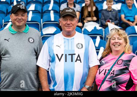 Stockport, Royaume-Uni. 30th juillet 2022. Les fans du comté de Stockport lors du match Sky Bet League 2 entre Stockport County et Barrow au stade Edgeley Park, Stockport, le samedi 30th juillet 2022. (Credit: Mike Morese | MI News) lors du match Sky Bet League 2 entre Stockport County et Barrow au stade Edgeley Park, Stockport, le samedi 30th juillet 2022. Banque D'Images