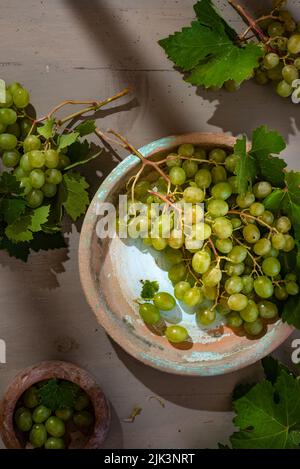 raisins verts en pot d'argile rustique Banque D'Images