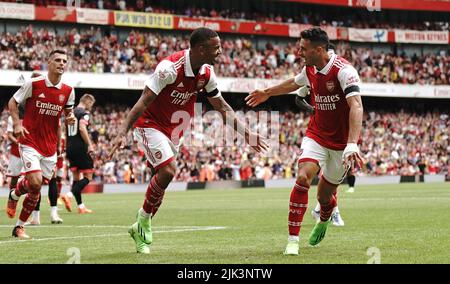 Gabriel Jesus d'Arsenal (à gauche) célèbre avec Gabriel Martinelli après avoir marquant le cinquième but de leur équipe lors de la finale de la coupe Emirates au stade Emirates, à Londres. Date de la photo: Samedi 30 juillet 2022. Banque D'Images