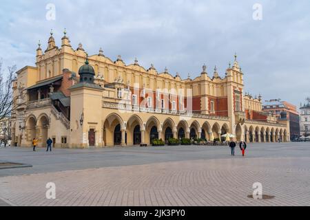 Cracovie, Pologne - 13 mars 2022 : salle de la toile, Sukiennice et tour de la maison de ville sur la place principale de Cracovie. Déplacement Banque D'Images