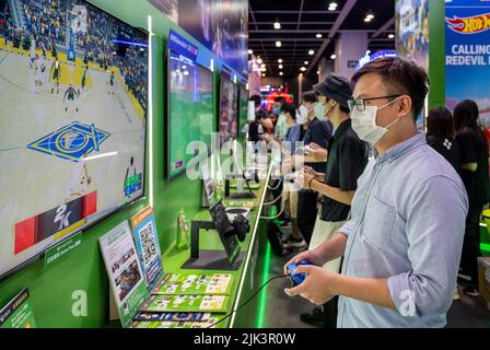 Hong Kong, Chine. 29th juillet 2022. Les visiteurs jouent à des jeux vidéo de la marque américaine de jeux vidéo appartenant à Microsoft, Xbox, System lors de l'exposition Ani-com & Games ACGHK au Palais des Congrès et des Expositions de Hong Kong. Crédit : SOPA Images Limited/Alamy Live News Banque D'Images