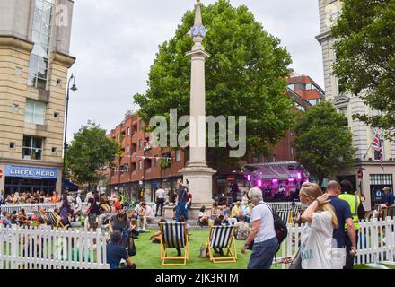 Londres, Royaume-Uni. 30th juillet 2022. Les gens apprécient la musique live sur gazon artificiel au Seven Dials dans le West End de Londres, qui a été bloqué pour la circulation pour le festival des sessions d'été d'une journée. Credit: Vuk Valcic/Alamy Live News Banque D'Images