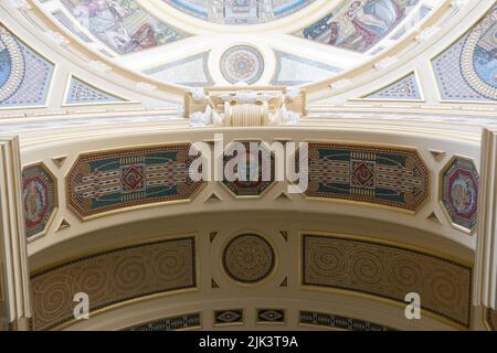 Détails du plafond à l'intérieur de l'une des plus célèbres salles de bains en Hongrie, Széchenyi Thermes Banque D'Images