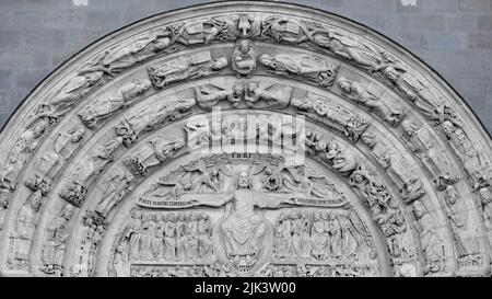 Tympan et lintel du portail central, montrant l'iconographie du jugement dernier en basilique de Saint-Denis, France Banque D'Images