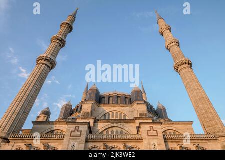 Edirne, Turquie - octobre 2021 : vue sur la mosquée Selimiye avec ciel nuageux à l'heure d'or Banque D'Images