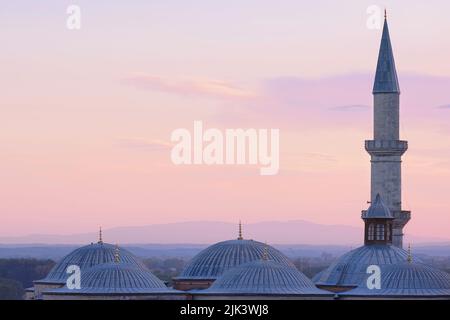 Edirne, Turquie - octobre 2021 : dômes de la vieille mosquée (eski camii) vue au coucher du soleil avec ciel violet dans la vieille capitale de l'Empire ottoman Banque D'Images