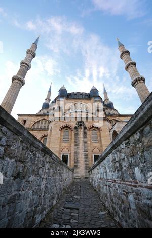 Edirne, Turquie - octobre 2021 : vue sur la mosquée Selimiye avec ciel nuageux à l'heure d'or Banque D'Images