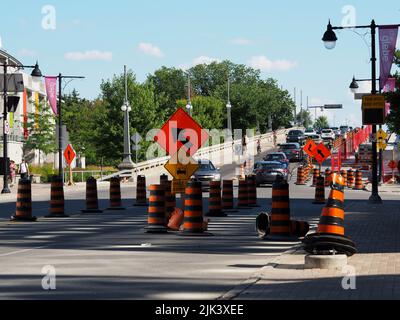 Travaux sur la rue Bank par le parc Lansdowne. Il y a plein de cônes orange lumineux. Ottawa, Ontario, Canada. Banque D'Images