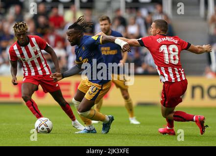 Allan Saint-Maximin de Newcastle avec Oscar de Marcos de Bilbaoe (à droite) et Nico Willima (à gauche) alors qu'ils se battent pour le ballon lors du match amical d'avant-saison au St. James' Park, Newcastle upon Tyne. Date de la photo: Samedi 30 juillet 2022. Banque D'Images