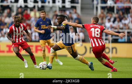 Allan Saint-Maximin de Newcastle avec Oscar de Marcos de Bilbaoe (à droite) et Nico Willima (à gauche) alors qu'ils se battent pour le ballon lors du match amical d'avant-saison au St. James' Park, Newcastle upon Tyne. Date de la photo: Samedi 30 juillet 2022. Banque D'Images