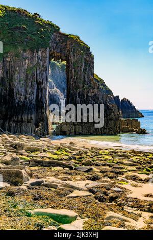 La spectaculaire arche de calcaire connue sous le nom de Church Doors dans le parc national de la côte de Pembrokeshire à Skrinkle Haven, Pembrokeshire, pays de Galles, Royaume-Uni Banque D'Images