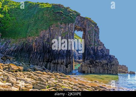 La spectaculaire arche de calcaire connue sous le nom de Church Doors dans le parc national de la côte de Pembrokeshire à Skrinkle Haven, Pembrokeshire, pays de Galles, Royaume-Uni Banque D'Images