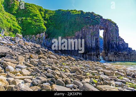 La spectaculaire arche de calcaire connue sous le nom de Church Doors dans le parc national de la côte de Pembrokeshire à Skrinkle Haven, Pembrokeshire, pays de Galles, Royaume-Uni Banque D'Images