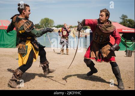 Cologne, Allemagne. 30th juillet 2022. Deux artistes vêtus de chevaliers concourent dans un combat de spectacle au festival médiéval 'pectaculum 2022'. Credit: Marius Becker/dpa/Alay Live News Banque D'Images