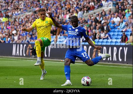 Jamilu Collins de Cardiff City passe devant Max Aarons de Norwich City lors du match de championnat Sky Bet au stade de Cardiff City. Date de la photo: Samedi 30 juillet 2022. Banque D'Images