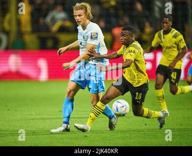 Munich, Allemagne. 29th juillet 2022. Jesper Verlaat, TSV1860 Nr.4 compétition pour le ballon, lutte, duel, header, zweikampf, Action, lutte contre Youssoufa Moukoko, BVB 18 dans le match TSV 1860 MÜNCHEN - BORUSSIA DORTMUND 0-3 DFB Pokal Premier tour sur 29 juillet 2022 à Munich, Allemagne. Saison 2022/2023. Credit: Peter Schatz/Alay Live News Banque D'Images