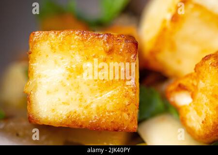 gros plan sur le fromage suluguni frits avec croûte. photo macro. Banque D'Images