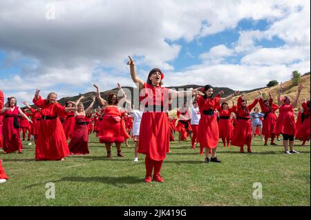 Édimbourg, Royaume-Uni. 30th juillet 2022. Le plus Wuthering Heights jour jamais est l'un des jours les plus joyeux de l'année. C'était une idée fondée par Shambush, un groupe de performance britannique à Brighton en 2013. Depuis lors, il est devenu un phénomène mondial, réuni par un collectif mondial d'organisateurs d'événements amateurs et professionnels à l'échelle internationale. Nous courons l'événement dans le but de répandre la joie et de célébrer la musique de Kate Bush par une danse chorégraphiée à la musique de Wuthering Heights. Crédit : Andrew O'Brien/Alamy Live News Banque D'Images