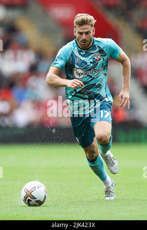 Stuart Armstrong de Southampton en action pendant le match amical d'avant-saison au stade St. Mary's de Southampton. Date de la photo: Samedi 30 juillet 2022. Banque D'Images