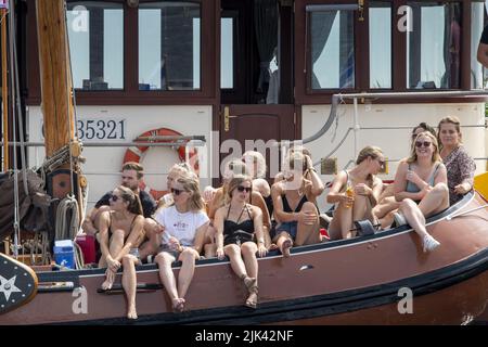 2022-07-30 14:08:14 GROU - audience le premier jour des championnats ouverts frison Skutsjesilen. Après deux ans de ne pas naviguer à cause de la corona, le Skutsjesilen est également en train de repartir sauvage. ANP JILMER POSTMA pays-bas sortie - belgique sortie Banque D'Images