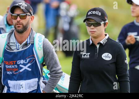 Irvine, Royaume-Uni. 30th juillet 2022. La troisième partie du Golf Trust Women's Scottish Golf a eu lieu avec 75 joueurs qui ont fait la coupe. De fortes pluies de nuit du vendredi au samedi ont permis d'obtenir un cours plus doux et plus d'essais. Eun-Hee Ji avec son caddie. Crédit : Findlay/Alay Live News Banque D'Images