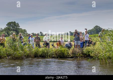 2022-07-30 13:36:00 GROU - audience le premier jour des championnats ouverts frison Skutsjesilen. Après deux ans de ne pas naviguer à cause de la corona, le Skutsjesilen est également en train de repartir sauvage. ANP JILMER POSTMA pays-bas sortie - belgique sortie Banque D'Images