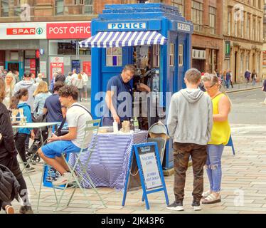 Glasgow, Écosse, Royaume-Uni 30 juillet 2022. Météo au Royaume-Uni : le festival de la ville marchande du samedi a vu un jour changeant, les artistes se mélangeant avec les touristes et les locaux parmi les bars et les restaurants de la rue Wilson. Crédit Gerard Ferry/Alay Live News Banque D'Images