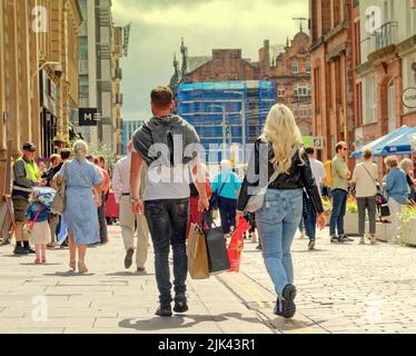 Glasgow, Écosse, Royaume-Uni 30 juillet 2022. Météo au Royaume-Uni : le festival de la ville marchande du samedi a vu un jour changeant, les artistes se mélangeant avec les touristes et les locaux parmi les bars et les restaurants de la rue Wilson. Crédit Gerard Ferry/Alay Live News Banque D'Images