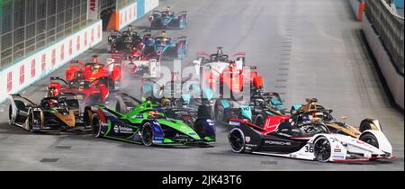 Les voitures approchent de la première place après le début de l'E-Prix SABIC de Londres 2022 au circuit Excel de Londres. Date de la photo: Samedi 30 juillet 2022. Banque D'Images