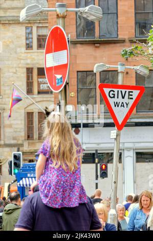 Glasgow, Écosse, Royaume-Uni 30 juillet 2022. Météo au Royaume-Uni : le festival de la ville marchande du samedi a vu un jour changeant, les artistes se mélangeant avec les touristes et les locaux parmi les bars et les restaurants de la rue Wilson. Crédit Gerard Ferry/Alay Live News Banque D'Images