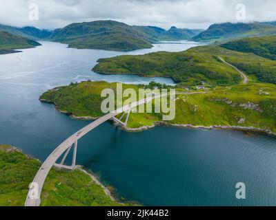 Vue aérienne du pont de Kylesku traversant le Loch a Chàirn Bhàin sur la route touristique de la côte nord 500, Sutherland, Écosse Banque D'Images