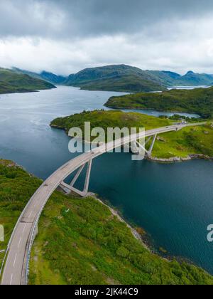 Vue aérienne du pont de Kylesku traversant le Loch a Chàirn Bhàin sur la route touristique de la côte nord 500, Sutherland, Écosse Banque D'Images