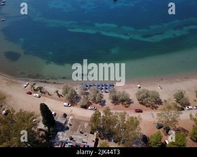 ÉTÉ GREC À LA PLAGE ÉTÉ GREC À LA PLAGE photo prise avec un drone montrant la plage de Carathona à Nafplio, dans le sud-est du Péloponnèse en Grèce. La température élevée qui prévaut est idéale pour nager sur la belle plage d'Argolis. Samedi, 30 juillet 2022. Banque D'Images